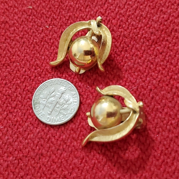 Vintage RENOIR goldtone abstract design clip on earrings - Picture 4 of 4